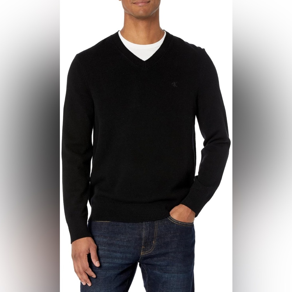 172 - Calvin Klein men’s  European wool v neck sweater